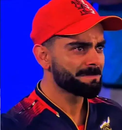 IPL: కప్పు కల నెరవేరిన వేళ.. కోహ్లీ కంటతడి IPL: కప్పు కల నెరవేరిన వేళ.. కోహ్లీ కంటతడి