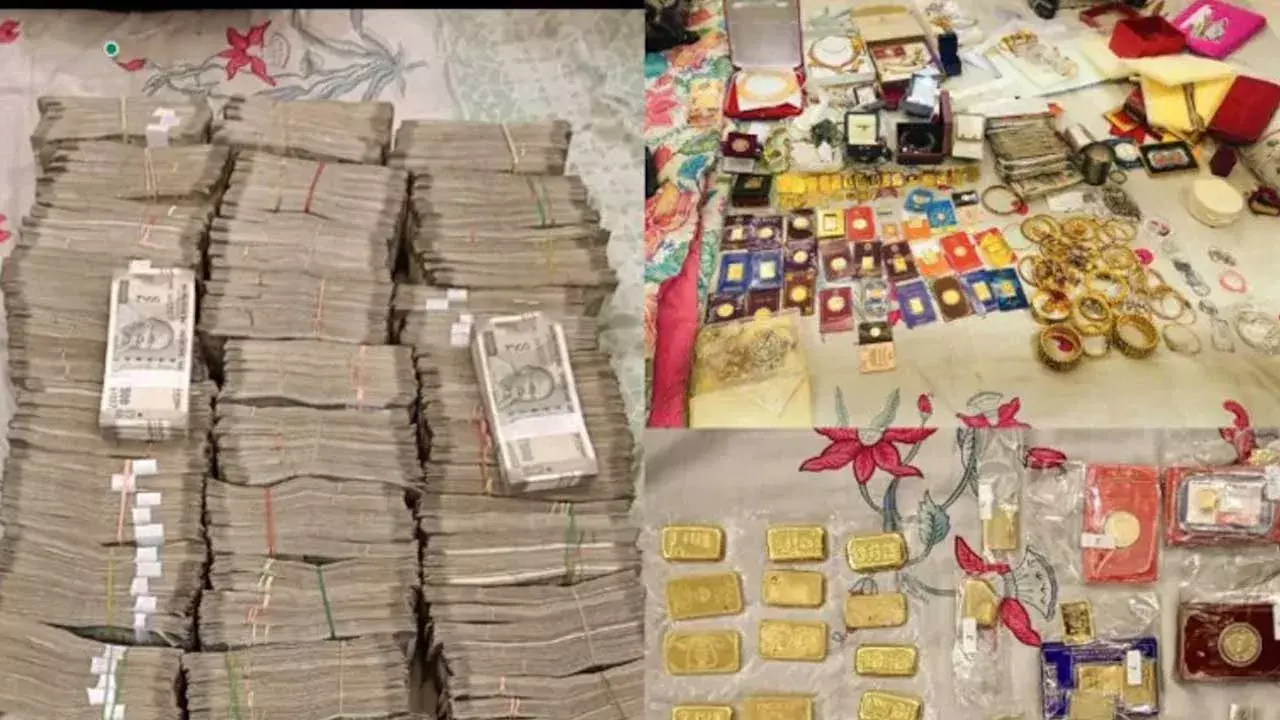 IRS Officer : ఐఆర్ఎస్ అధికారి ఇంట నోట్ల కట్టలు