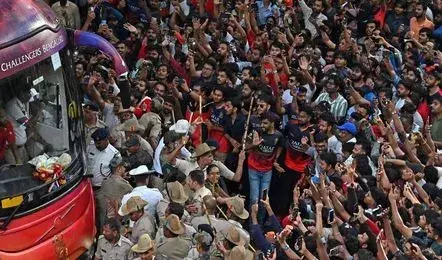 RCB Stampede: పోస్టుమార్టం పేరుతో నా బిడ్డ శరీరాన్ని ముక్కలు చేయకండి.. RCB Stampede: పోస్టుమార్టం పేరుతో నా బిడ్డ శరీరాన్ని ముక్కలు చేయకండి..
