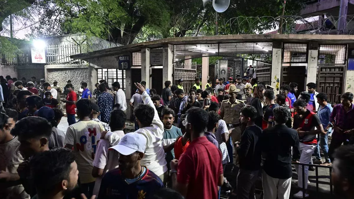 Bengaluru Stampede:  విజయోత్సవంలో   విషాదం, 11 మంది మృతి , 50 మందికి తీవ్ర గాయాలు Bengaluru Stampede:  విజయోత్సవంలో   విషాదం, 11 మంది మృతి , 50 మందికి తీవ్ర గాయాలు