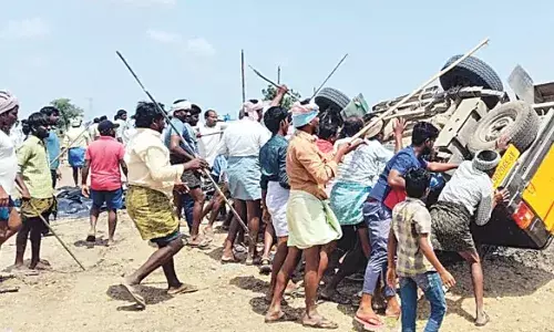 GADWAL: రగిలిన ధన్వాడ... కంటైనర్, టెంట్లకు నిప్పు