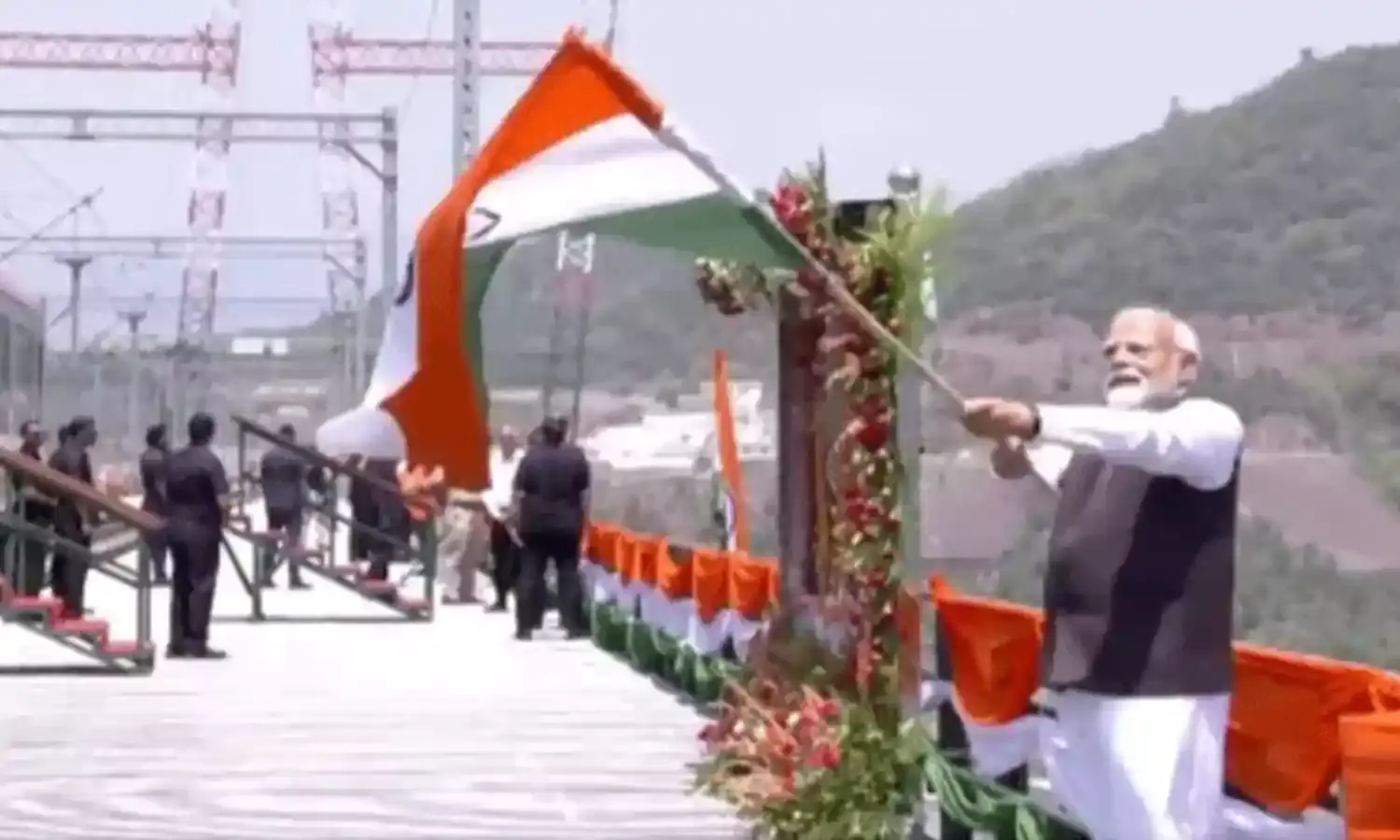 Jammu & Kashmir: చీనాబ్ నదిపై ప్రపంచంలోనే ఎత్తైన రైలు వంతెనను ప్రారంభించిన ప్రధాని Jammu & Kashmir: చీనాబ్ నదిపై ప్రపంచంలోనే ఎత్తైన రైలు వంతెనను ప్రారంభించిన ప్రధాని