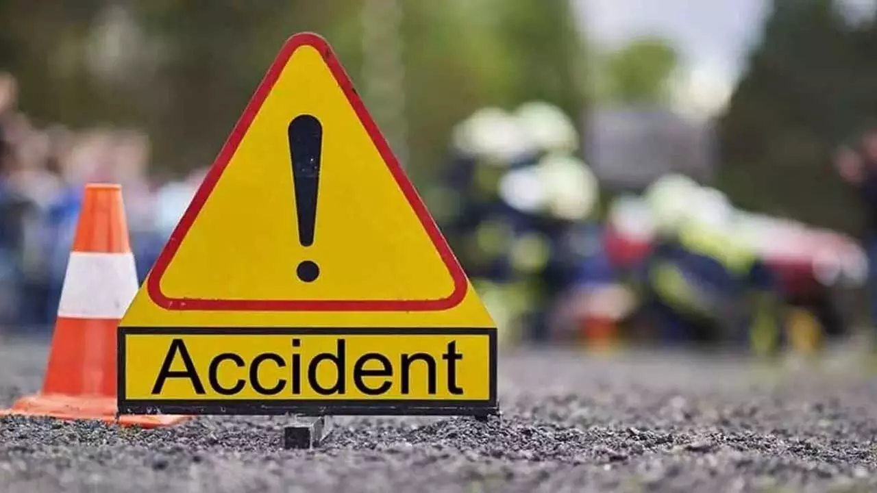 Road Accident : లారీ, ఆటో ఢీకొని ఇద్దరు స్పాటెడెడ్ Road Accident : లారీ, ఆటో ఢీకొని ఇద్దరు స్పాటెడెడ్