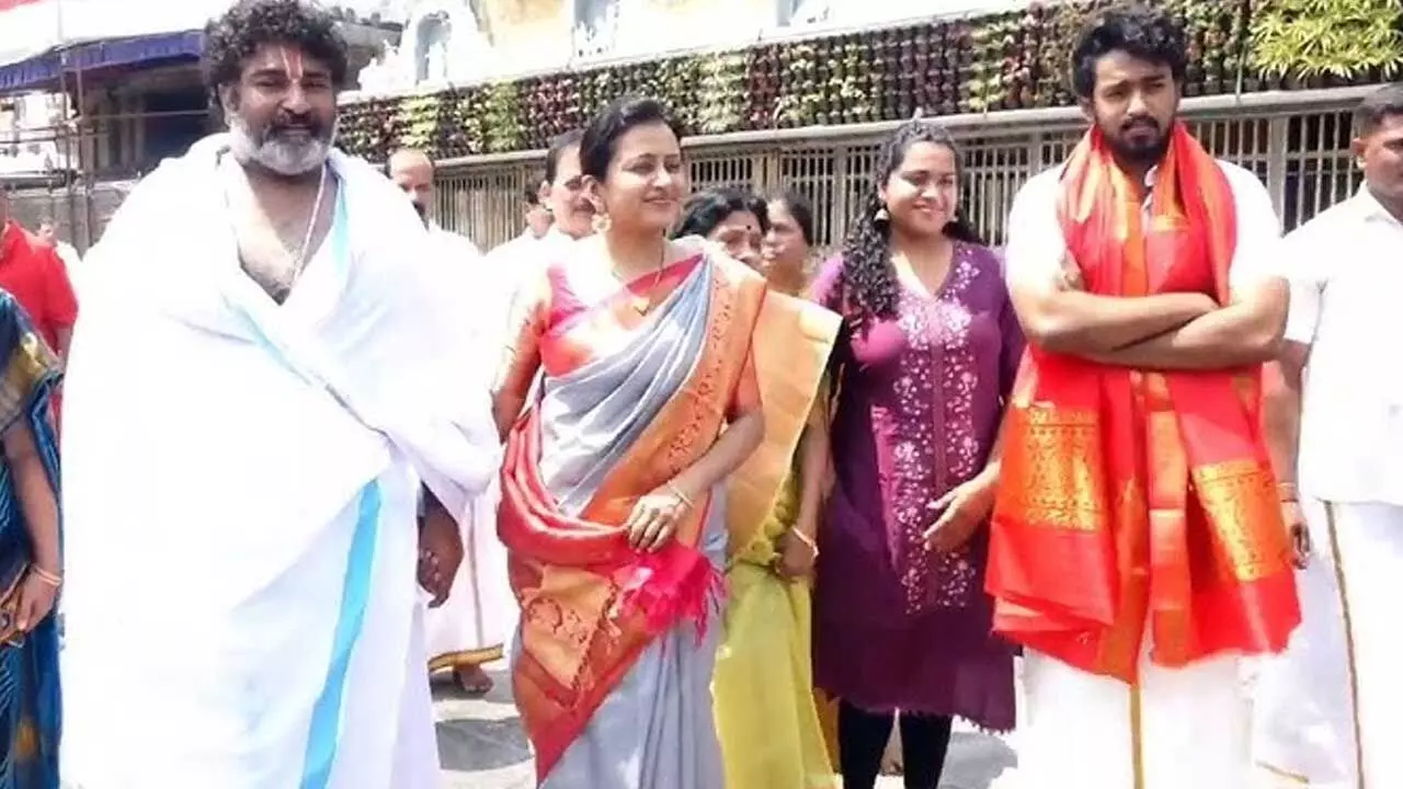Suma-Rajeev Kanakala : తిరుమల శ్రీవారిని దర్శించుకున్న సుమ దంపతులు Suma-Rajeev Kanakala : తిరుమల శ్రీవారిని దర్శించుకున్న సుమ దంపతులు