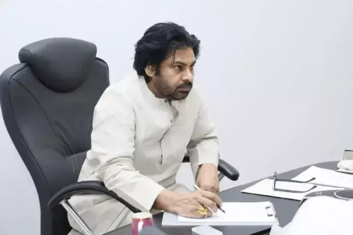 PAWAN: రాజధానిపై కుట్రలు చేస్తారా... ? PAWAN: రాజధానిపై కుట్రలు చేస్తారా... ?