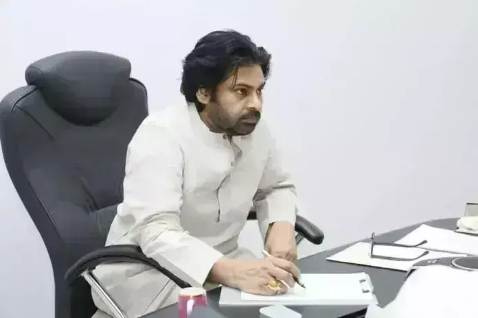 PAWAN: రాజధానిపై కుట్రలు చేస్తారా... ? PAWAN: రాజధానిపై కుట్రలు చేస్తారా... ?