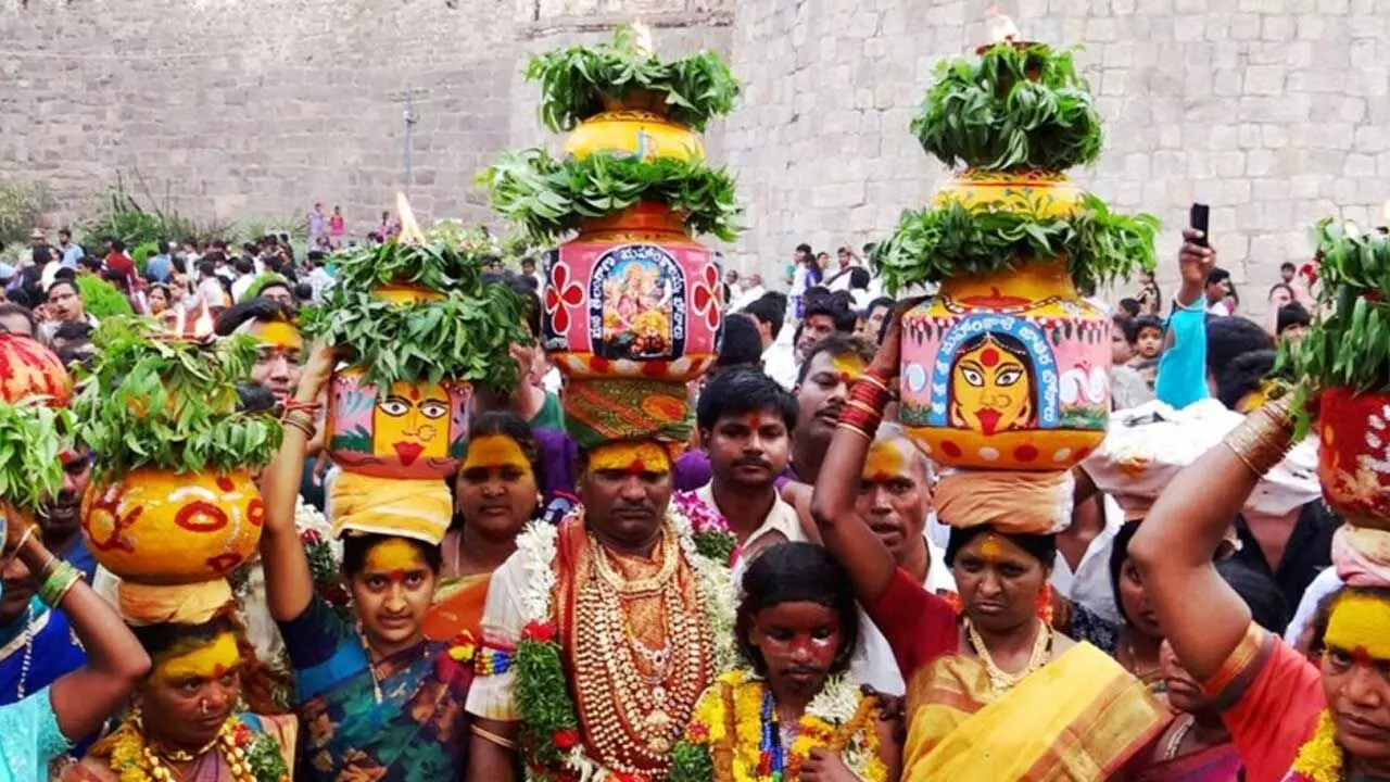 Telangana : తెలంగాణలో ఆషాఢ బోనాలకు రూ. 20 కోట్లు Telangana : తెలంగాణలో ఆషాఢ బోనాలకు రూ. 20 కోట్లు