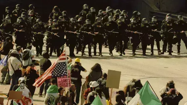 Los Angeles:  లాస్ ఏంజిల్లో ఉధృతం అవుతున్న ఆందోళనలు.. Los Angeles:  లాస్ ఏంజిల్లో ఉధృతం అవుతున్న ఆందోళనలు..