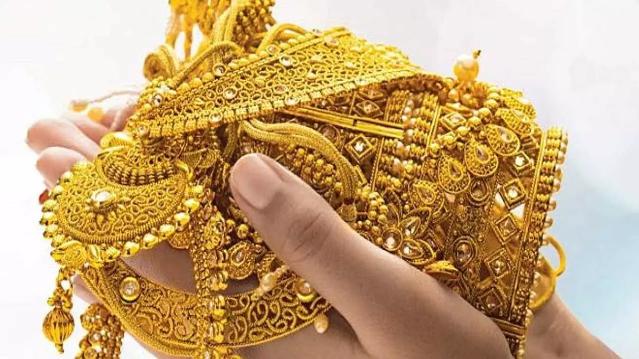 Gold Price : రూ.లక్షకు చేరిన బంగారం ధర Gold Price : రూ.లక్షకు చేరిన బంగారం ధర