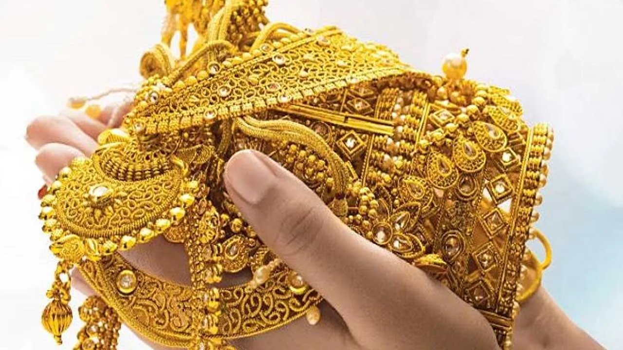 Gold Price : రూ.లక్షకు చేరిన బంగారం ధర Gold Price : రూ.లక్షకు చేరిన బంగారం ధర