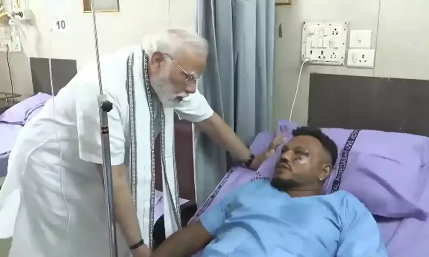 PM Modi: అహ్మదాబాద్‌లో విమాన ప్రమాద స్థలిని పరిశీలించిన మోడీ, మృత్యుంజయుడు రమేష్‌ కు ప్రత్యేక  పలకరింపు
