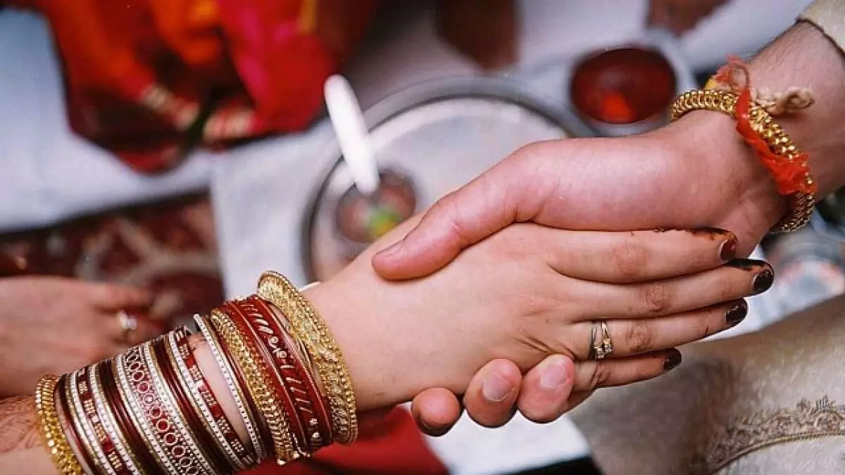 Odisha Love Marriage: కులాంతర వివాహం.. 40 మందికిశిరోముండనం చేయించిన గ్రామ పెద్దలు.. Odisha Love Marriage: కులాంతర వివాహం.. 40 మందికిశిరోముండనం చేయించిన గ్రామ పెద్దలు..