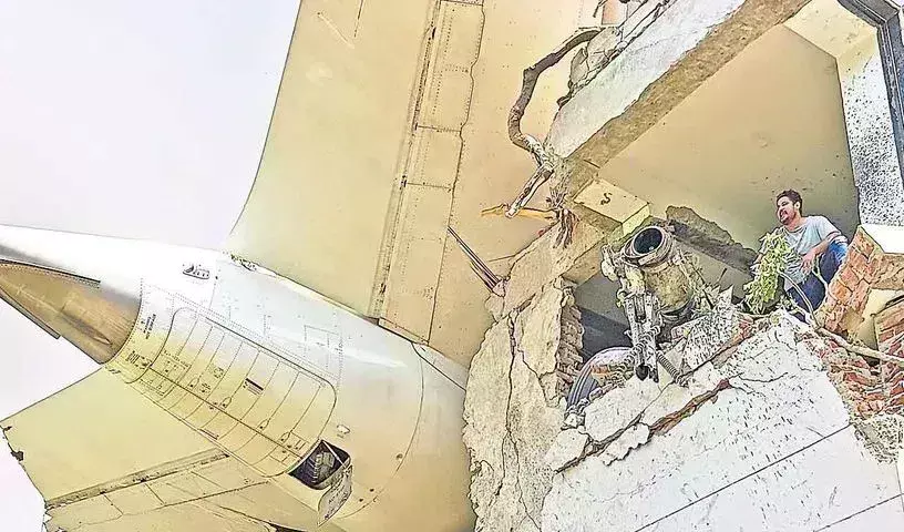 Air India Crash : బీజే మెడికల్‌ కాలేజీ హాస్టల్‌పై కూలిన విమానం..