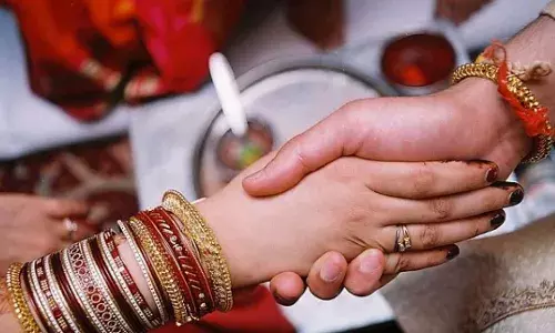 Odisha Love Marriage: కులాంతర వివాహం.. 40 మందికిశిరోముండనం చేయించిన గ్రామ పెద్దలు.. Odisha Love Marriage: కులాంతర వివాహం.. 40 మందికిశిరోముండనం చేయించిన గ్రామ పెద్దలు..