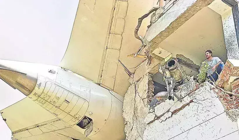 Ahmedabad plane crash: గుట్టు విప్పనున్న బ్లాక్బాక్స్ Ahmedabad plane crash: గుట్టు విప్పనున్న బ్లాక్బాక్స్