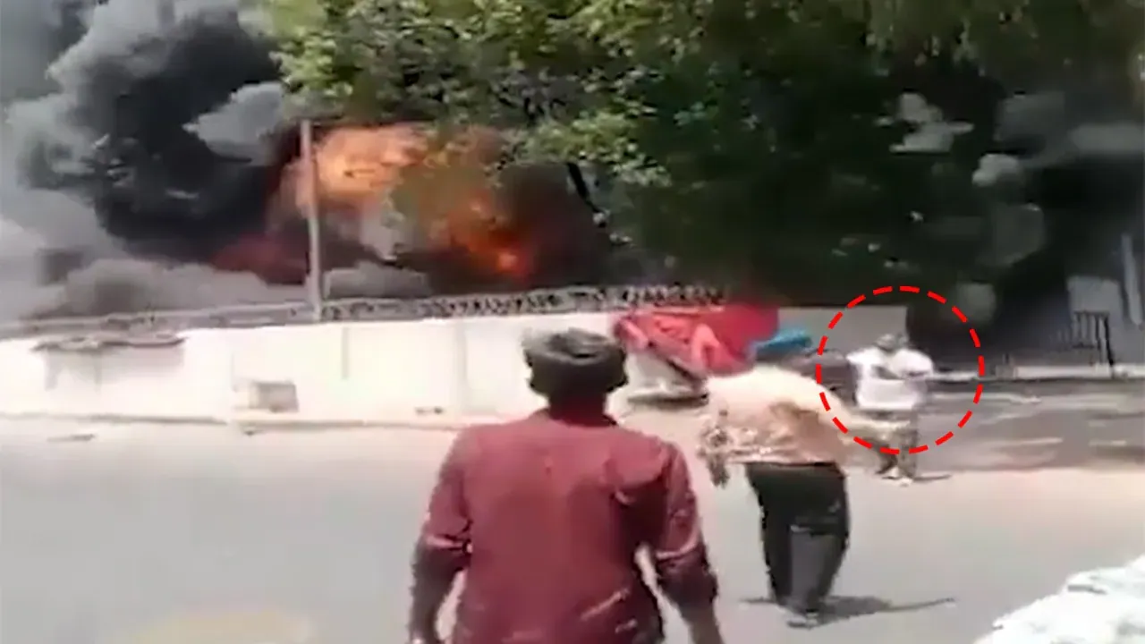 Vishwas Kumar Video: విమానం మంటల్లో నుంచి బిందాస్ గా బైటకు Vishwas Kumar Video: విమానం మంటల్లో నుంచి బిందాస్ గా బైటకు