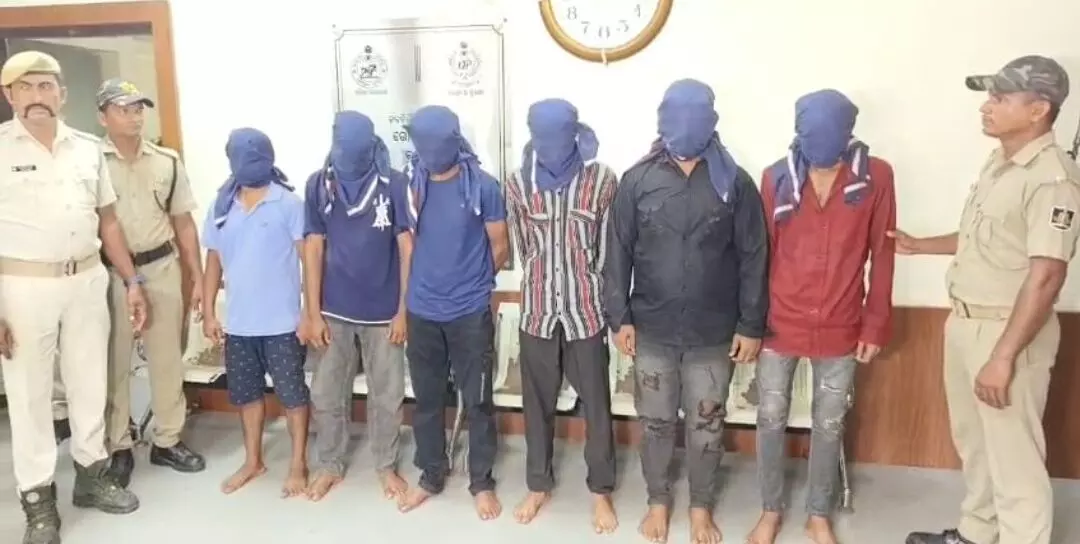 Gang Rape: ప్రియుడిని కొట్టి బంధించి .. యువతిపై గ్యాంగ్రేప్.. Gang Rape: ప్రియుడిని కొట్టి బంధించి .. యువతిపై గ్యాంగ్రేప్..