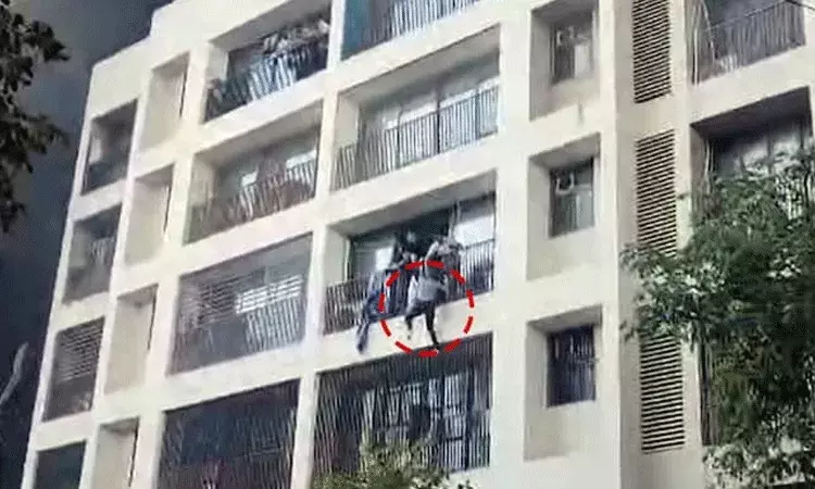 ఎయిర్ ఇండియా విమాన ప్రమాదం.. విద్యార్థులు బాల్కనీ నుంచి దూకుతున్న దృశ్యాలు.. ఎయిర్ ఇండియా విమాన ప్రమాదం.. విద్యార్థులు బాల్కనీ నుంచి దూకుతున్న దృశ్యాలు..