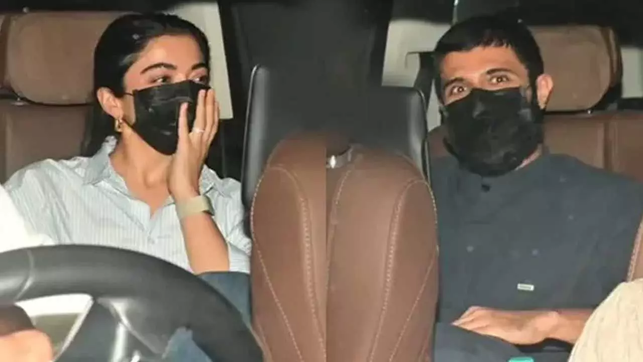 Vijay Deverakonda-Rashmika : ఒకే కారులో విజయ్ దేవరకొండ, రష్మిక Vijay Deverakonda-Rashmika : ఒకే కారులో విజయ్ దేవరకొండ, రష్మిక