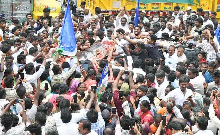 YCP: రెచ్చిపోయిన వైసీపీ కార్యకర్తలు YCP: రెచ్చిపోయిన వైసీపీ కార్యకర్తలు