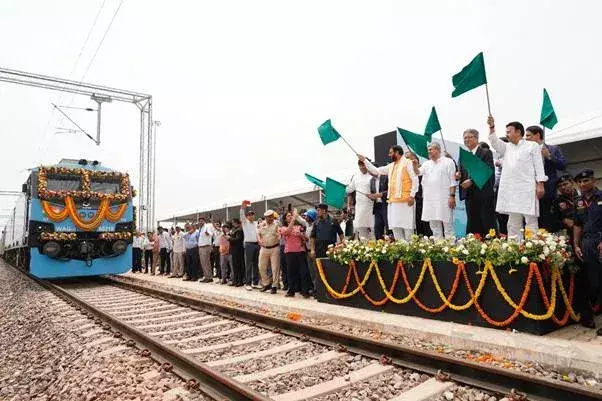 CARGO TERMINAL: దేశంలోనే అతిపెద్ద ఆటోమొబైల్ కార్గో టెర్మినల్ ప్రారంభం CARGO TERMINAL: దేశంలోనే అతిపెద్ద ఆటోమొబైల్ కార్గో టెర్మినల్ ప్రారంభం