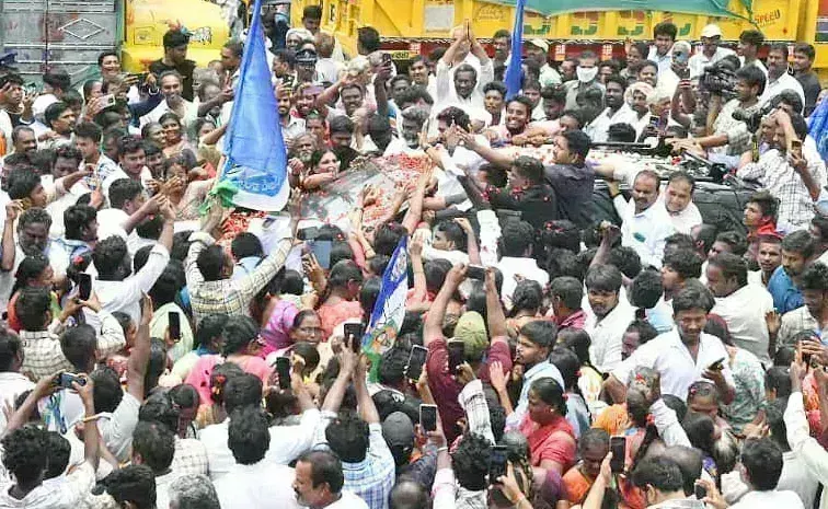 YCP: రెచ్చిపోయిన వైసీపీ కార్యకర్తలు YCP: రెచ్చిపోయిన వైసీపీ కార్యకర్తలు