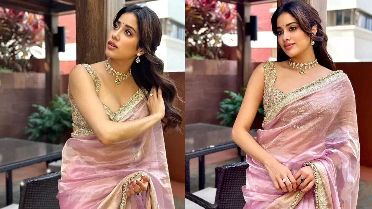 Janvi Kapoor : పింక్ శారీలో జాన్వీ.. ఫొటోలకు పోజులు Janvi Kapoor : పింక్ శారీలో జాన్వీ.. ఫొటోలకు పోజులు
