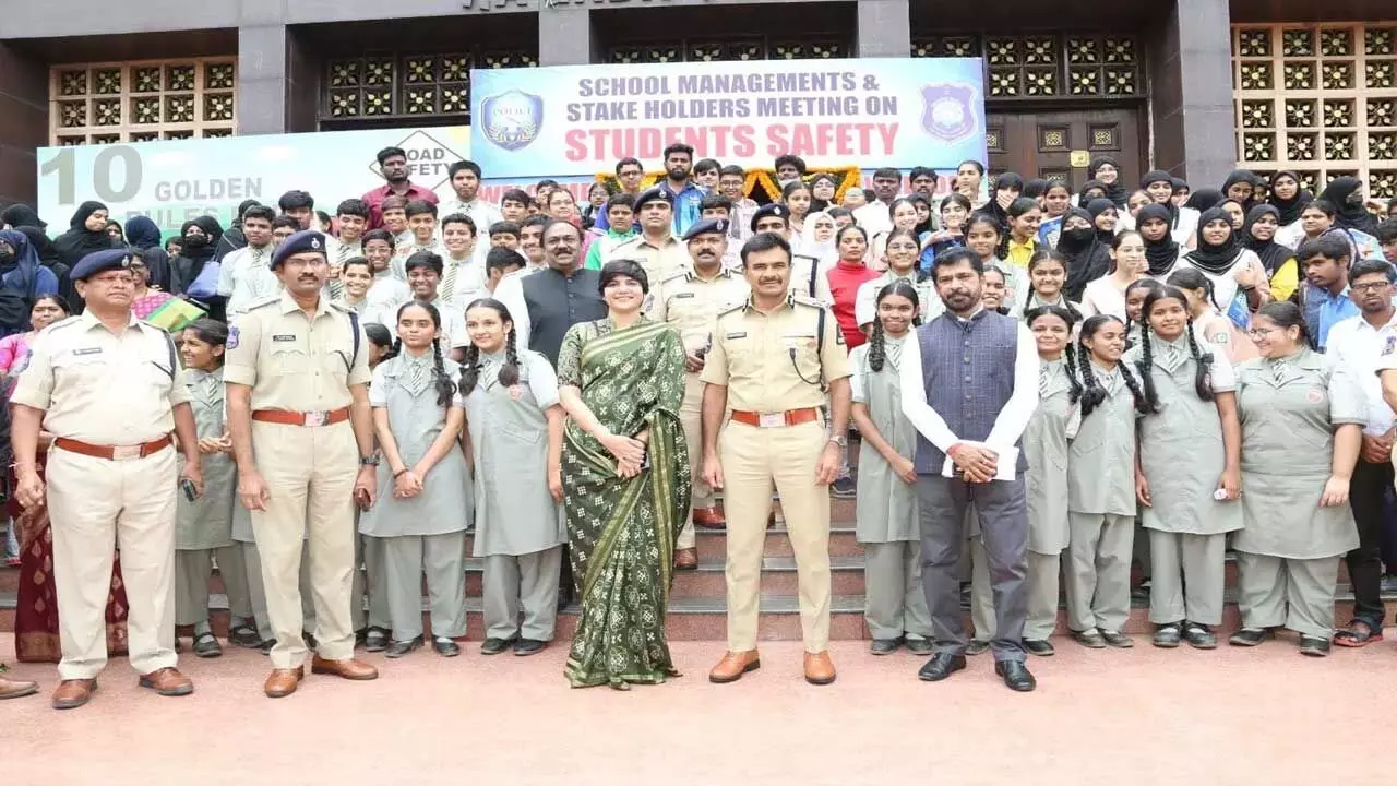 CP CV Anand : ప్రతి స్కూల్ దగ్గర బ్రీత్ ఎనలైజర్ ఉండాలి : సీపీ సీవీ ఆనంద్ CP CV Anand : ప్రతి స్కూల్ దగ్గర బ్రీత్ ఎనలైజర్ ఉండాలి : సీపీ సీవీ ఆనంద్