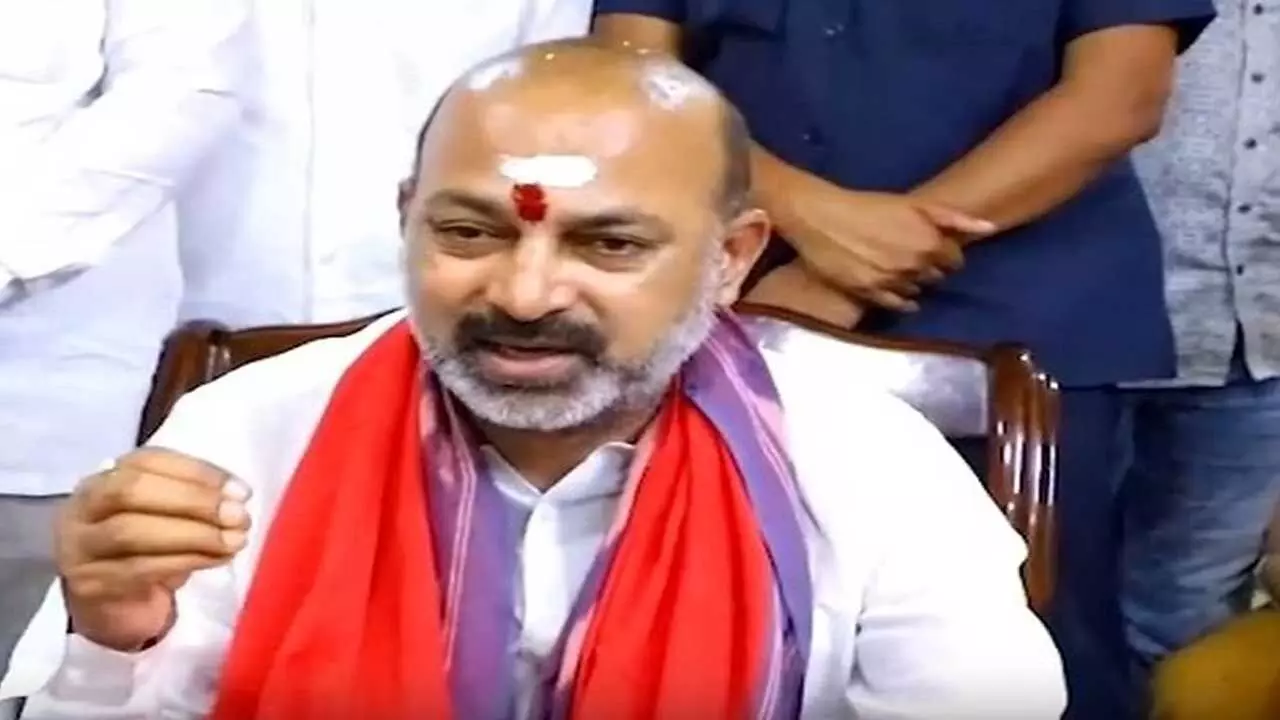 Bandi Sanjay : కేసీఆర్ కు ఎందుకు నోటీసు ఇవ్వలేదు: బండి సంజయ్ Bandi Sanjay : కేసీఆర్ కు ఎందుకు నోటీసు ఇవ్వలేదు: బండి సంజయ్