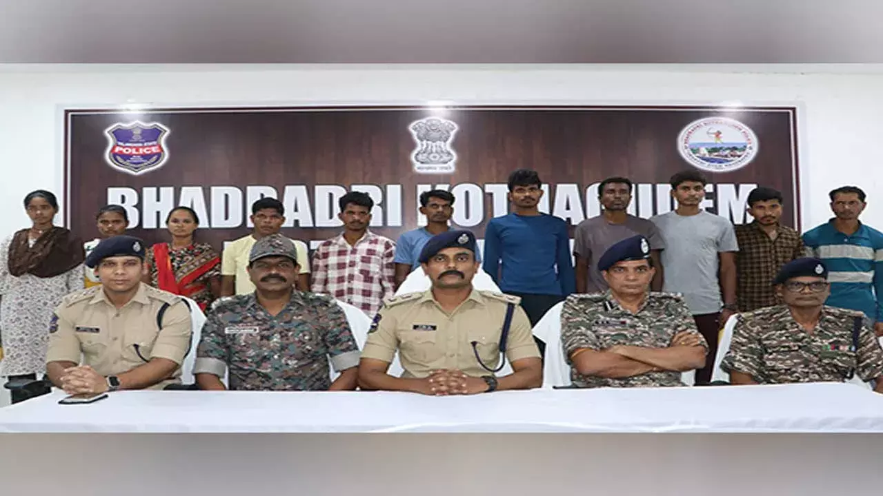 12 మంది మావోయిస్టులు లొంగుబాటు 12 మంది మావోయిస్టులు లొంగుబాటు