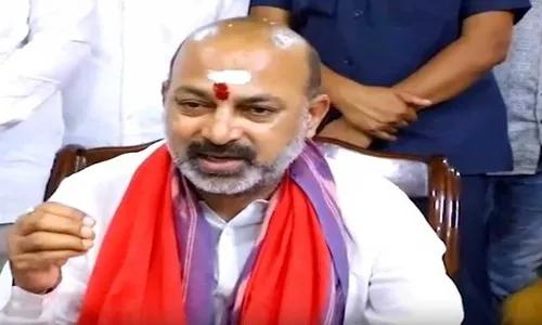 Bandi Sanjay : కేసీఆర్ కు ఎందుకు నోటీసు ఇవ్వలేదు: బండి సంజయ్ Bandi Sanjay : కేసీఆర్ కు ఎందుకు నోటీసు ఇవ్వలేదు: బండి సంజయ్
