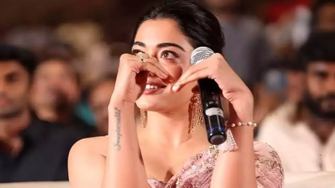Rashmika Mandanna : నా స్కూల్లోనే ఫస్ట్ లవ్..అసలు విషయం చెప్పిన రష్మిక Rashmika Mandanna : నా స్కూల్లోనే ఫస్ట్ లవ్..అసలు విషయం చెప్పిన రష్మిక