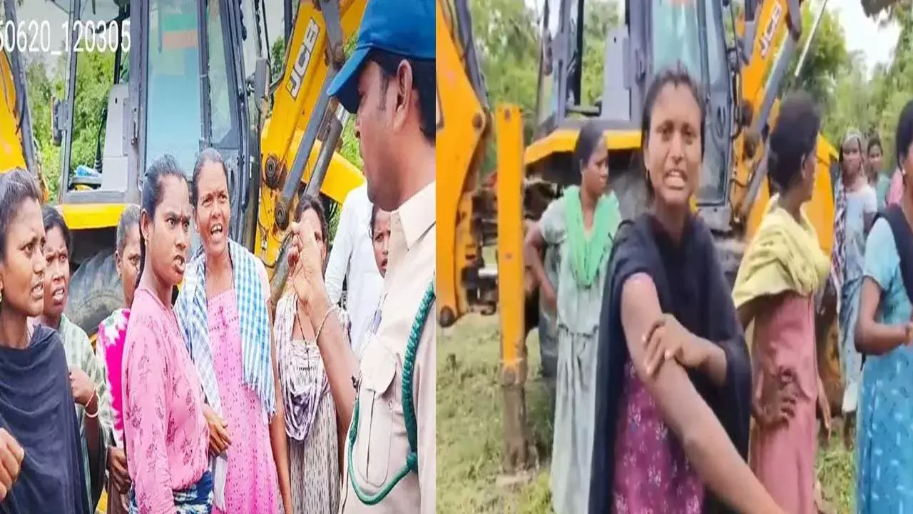 Bhadradri District : బట్టలు చింపి దాడి.. భద్రాద్రి జిల్లాలో ఫారెస్ట్ ఆఫీసర్ల జులుం Bhadradri District : బట్టలు చింపి దాడి.. భద్రాద్రి జిల్లాలో ఫారెస్ట్ ఆఫీసర్ల జులుం