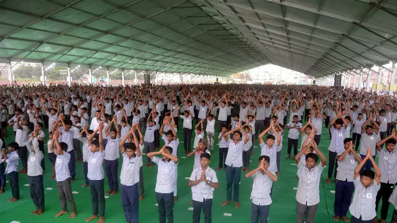 AP : గిరిజన విద్యార్థులను బాబు సర్కార్ రోడ్డుపై వదిలేసిందా? AP : గిరిజన విద్యార్థులను బాబు సర్కార్ రోడ్డుపై వదిలేసిందా?