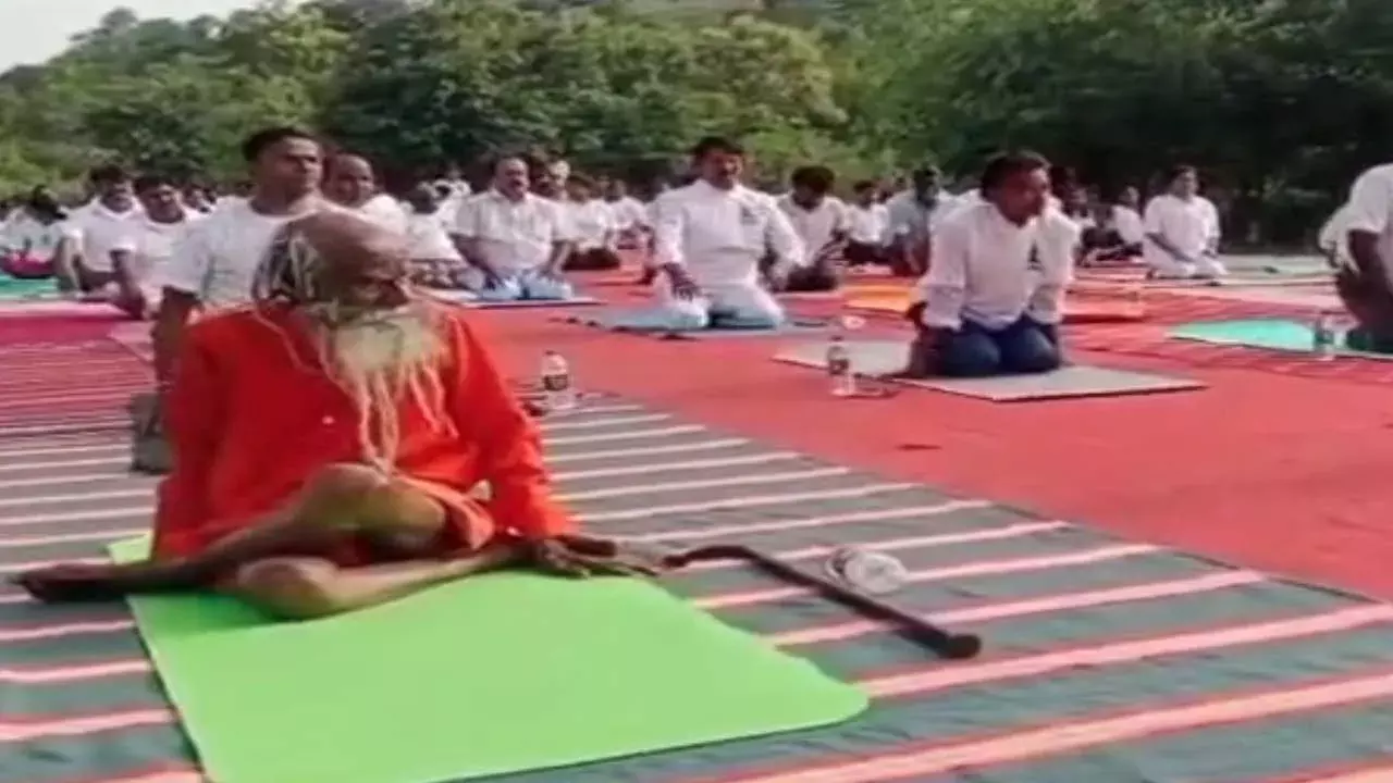 103-Years Old Man : యోగ ఆసనాలు వేసి అబ్బురపరిచిన 103 ఏళ్ల వృద్ధుడు! 103-Years Old Man : యోగ ఆసనాలు వేసి అబ్బురపరిచిన 103 ఏళ్ల వృద్ధుడు!