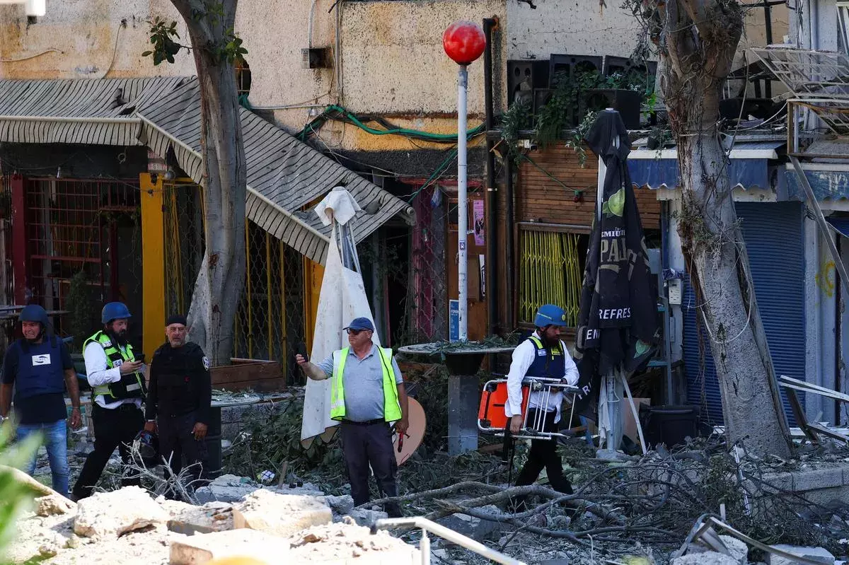 Houthi Rebels: అమెరికాకు స్ట్రాంగ్ వార్నింగ్ ఇచ్చిన హౌతీ రెబల్స్.. Houthi Rebels: అమెరికాకు స్ట్రాంగ్ వార్నింగ్ ఇచ్చిన హౌతీ రెబల్స్..