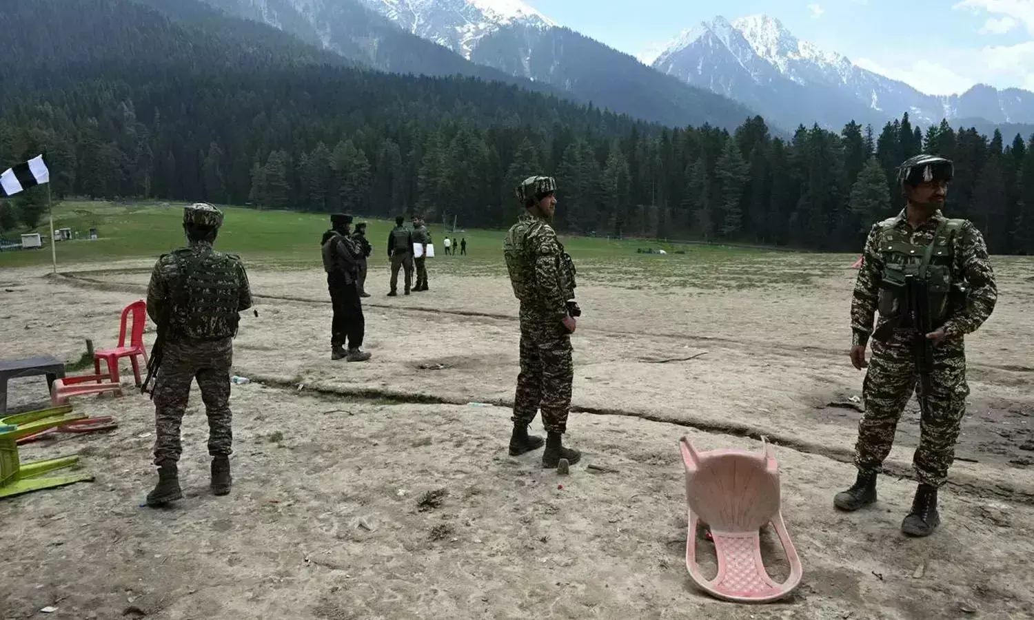 Arrest:  ‘పహల్గాం’ ఉగ్రవాదులకు ఆశ్రయం.. Arrest:  ‘పహల్గాం’ ఉగ్రవాదులకు ఆశ్రయం..