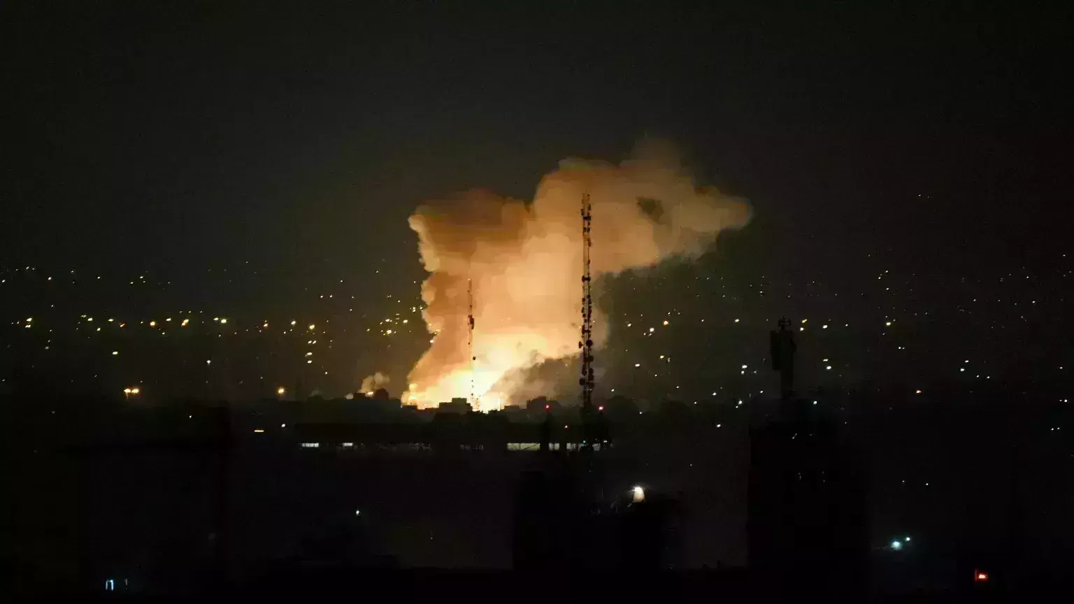 Iran-Israel War: ఇరాన్ పై కొనసాగుతున్న బాంబుల వర్షం Iran-Israel War: ఇరాన్ పై కొనసాగుతున్న బాంబుల వర్షం