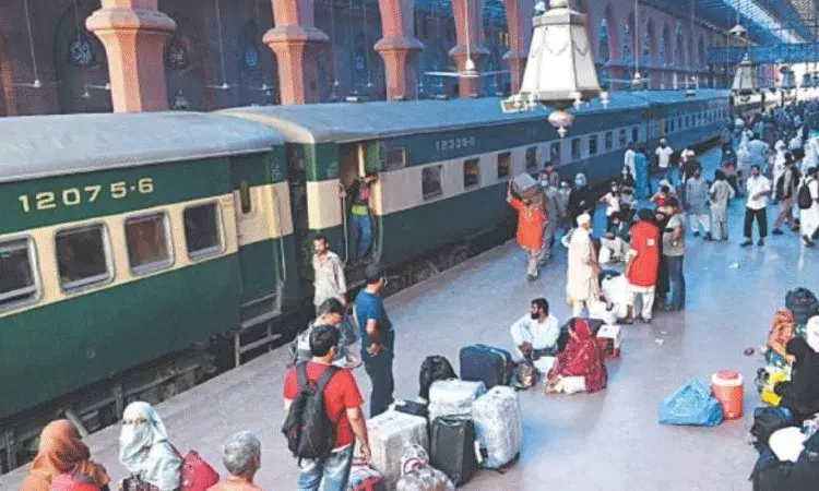టికెట్ ధరలను పెంచిన రైల్వేశాఖ.. జూలై 1 నుండి ఏసీ, ఎక్స్ప్రెస్ రైళ్లలో ప్రయాణం టికెట్ ధరలను పెంచిన రైల్వేశాఖ.. జూలై 1 నుండి ఏసీ, ఎక్స్ప్రెస్ రైళ్లలో ప్రయాణం