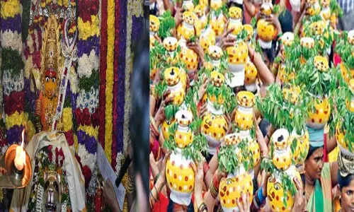 TG : మహంకాళి బోనాలకు పట్టు వస్తాలు సమర్పించే ప్రముఖులు వీళ్లే TG : మహంకాళి బోనాలకు పట్టు వస్తాలు సమర్పించే ప్రముఖులు వీళ్లే