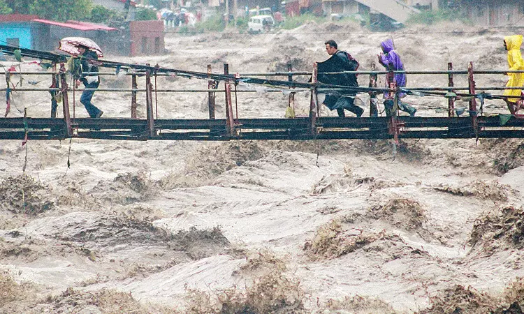 Himachal Pradesh: కులులో కుండపోత వర్షం.. ఉప్పొంగుతున్న పార్వతి నది Himachal Pradesh: కులులో కుండపోత వర్షం.. ఉప్పొంగుతున్న పార్వతి నది