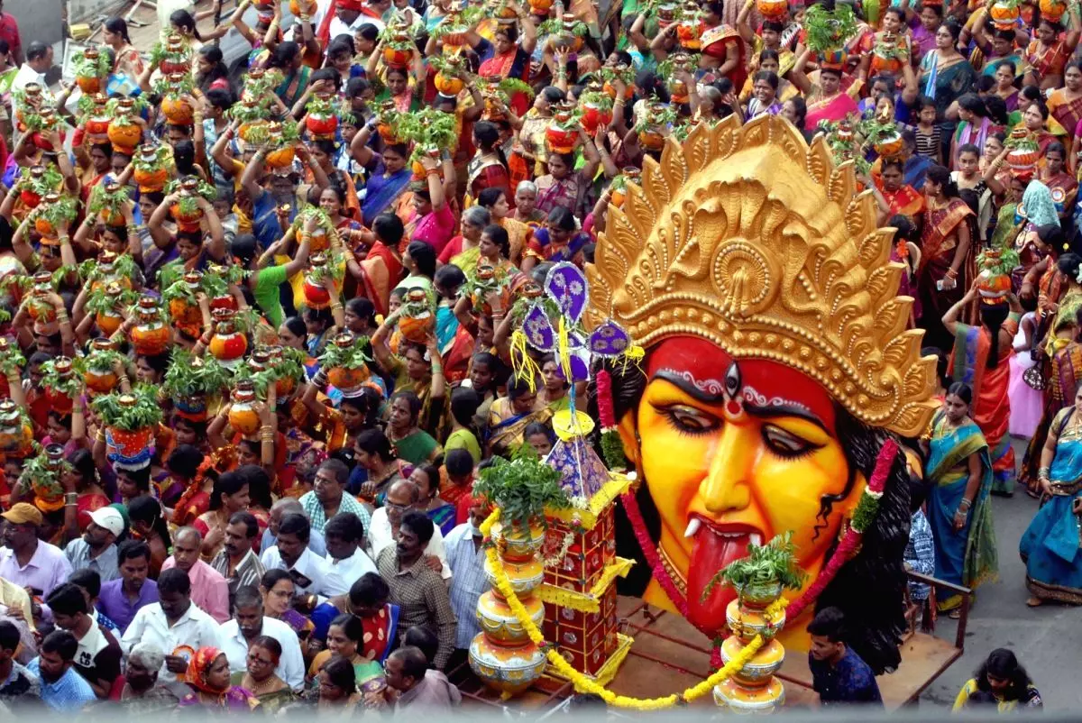 BONALU: సంబురాల సింగారాలు.. తెలంగాణ బోనాలు BONALU: సంబురాల సింగారాలు.. తెలంగాణ బోనాలు