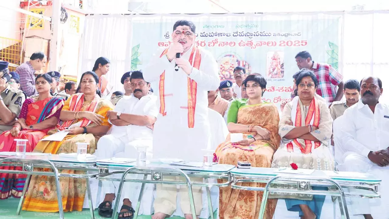 Ponnam Prabhakar :13న వైభవంగా ఉజ్జయిని బోనాలు.. 14న రంగం Ponnam Prabhakar :13న వైభవంగా ఉజ్జయిని బోనాలు.. 14న రంగం