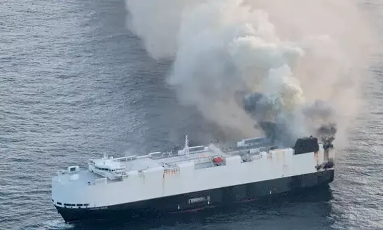 3,000 వాహనాలతో వెళ్తున్న కార్గో షిప్.. భారీ అగ్ని ప్రమాదం కారణంగా..