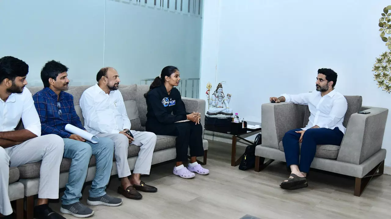 AP : మంత్రి నారా లోకేష్ ను కలిసిన అనలాగ్ ఆస్ట్రోనాట్ దంగేటి జాహ్నవి AP : మంత్రి నారా లోకేష్ ను కలిసిన అనలాగ్ ఆస్ట్రోనాట్ దంగేటి జాహ్నవి