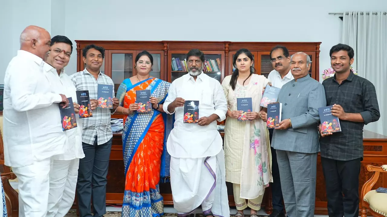 Bhatti : ‘కాక్ లోతి’ పుస్తకాన్ని ఆవిష్కరించిన మల్లు భట్టివిక్రమార్క Bhatti : ‘కాక్ లోతి’ పుస్తకాన్ని ఆవిష్కరించిన మల్లు భట్టివిక్రమార్క
