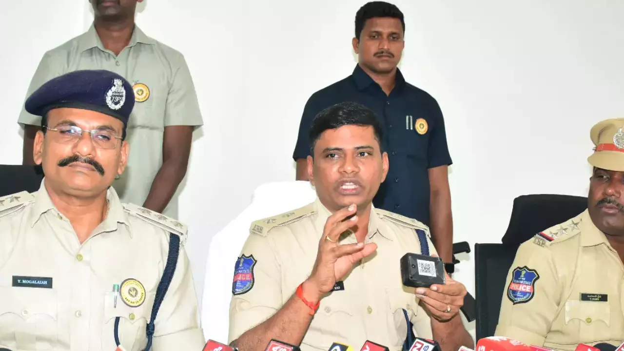 Tejeshwar Murder Case : తేజేశ్వర్ హత్య కేసుపై గద్వాల జిల్లా ఎస్పీ ప్రెస్మీట్ Tejeshwar Murder Case : తేజేశ్వర్ హత్య కేసుపై గద్వాల జిల్లా ఎస్పీ ప్రెస్మీట్