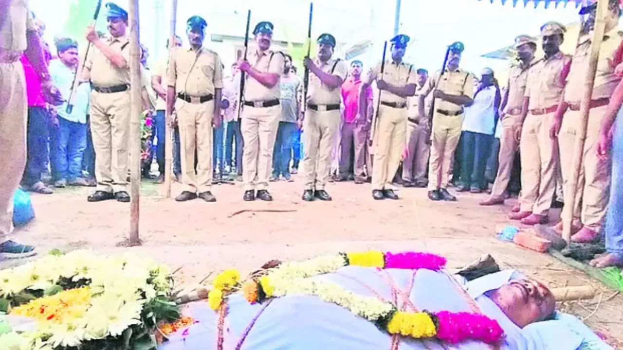 Alamuru SI Ashok : ప్రభుత్వ లాంఛనాలతో ఆలమూరు ఎస్సై అశోక్ అంత్యక్రియలు Alamuru SI Ashok : ప్రభుత్వ లాంఛనాలతో ఆలమూరు ఎస్సై అశోక్ అంత్యక్రియలు