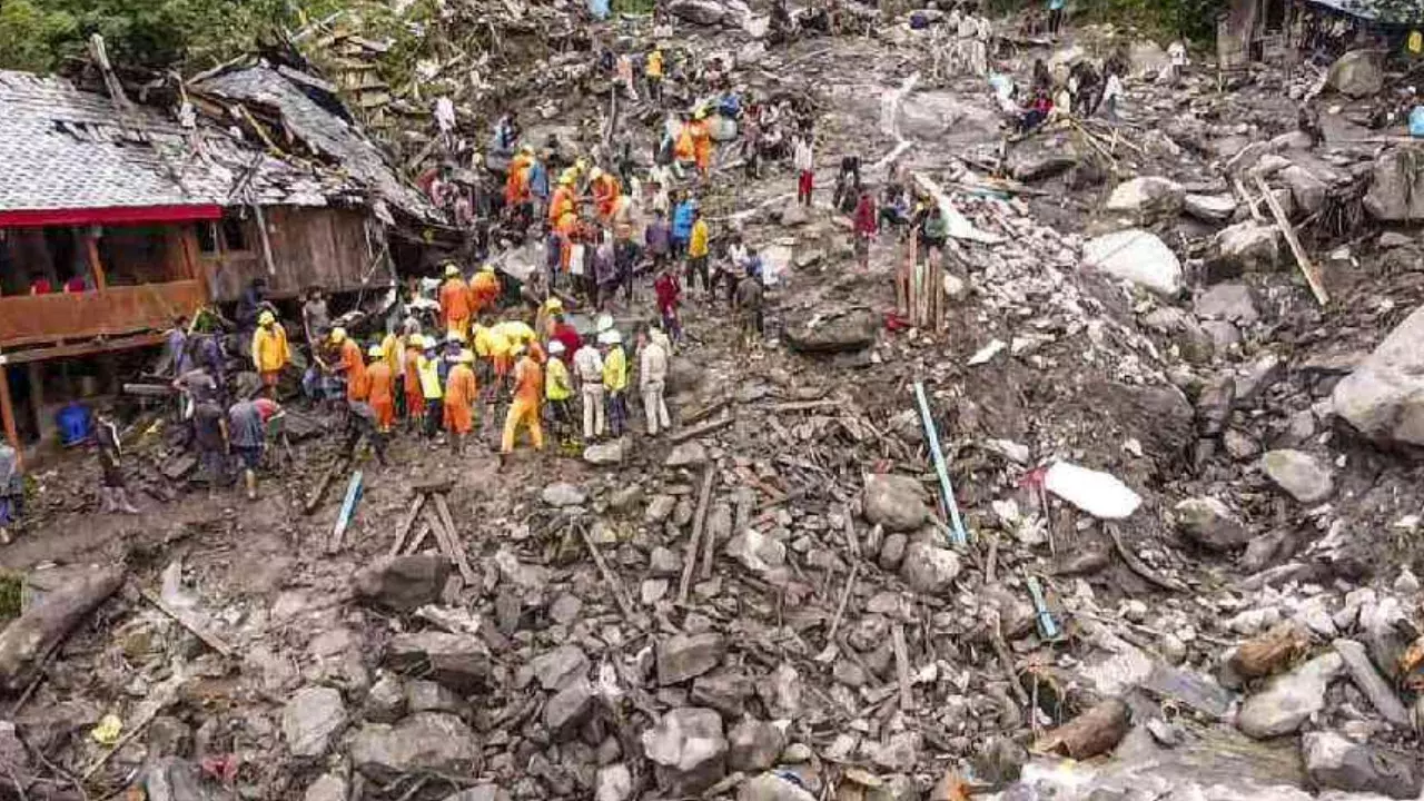 Himachal Pradesh : హిమాచల్ ప్రదేశ్లో క్లౌడ్ బరస్ట్.. 20 మంది గల్లంతు Himachal Pradesh : హిమాచల్ ప్రదేశ్లో క్లౌడ్ బరస్ట్.. 20 మంది గల్లంతు