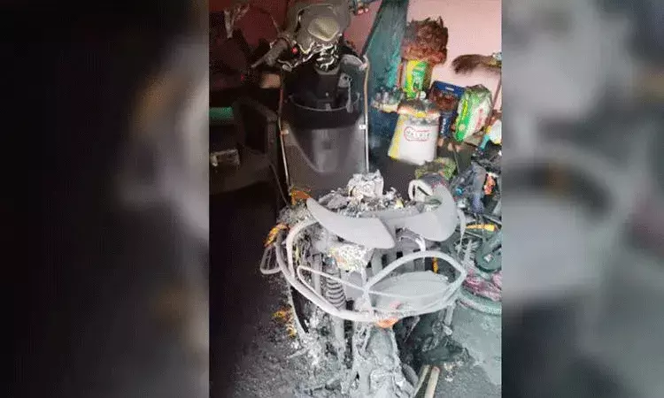 ఛార్జింగ్ లో ఉండగా పేలిన ఎలక్ట్రిక్ స్కూటర్ బ్యాటరీ.. మహిళ మృతి